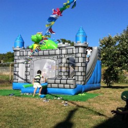 Castelo inflável com dragão