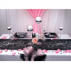 Caminho de mesa em organza  preto decorada prateada