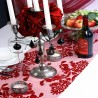 Camino de mesa de organza roja con decoración