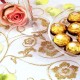 Caminho de mesa em organza com decoração dourada