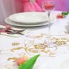 Camino de mesa de organza con decoración dorada