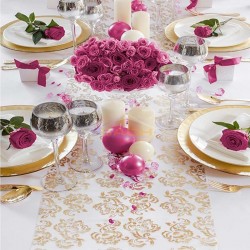 Caminho de mesa em organza com decoração dourada/prateada estampada