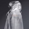 Rosa blanca en raso con lazos de organza