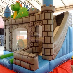 Castelo inflável com dragão