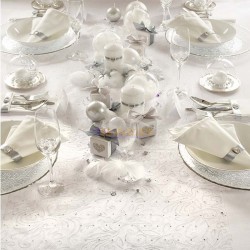 Camino de mesa de organza decorada