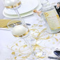Caminho de mesa em organza com decoração dourada