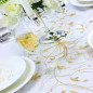 Caminho de mesa em organza com decoração dourada