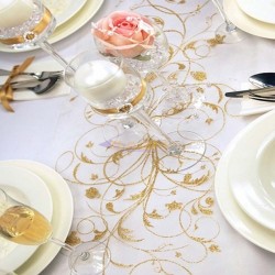 Camino de mesa de organza con decoración dorada