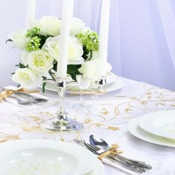 Camino de mesa de organza con decoración dorada