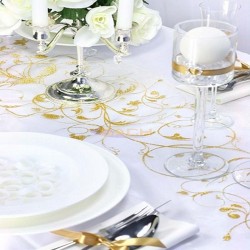 Caminho de mesa de organza com decoração dourada