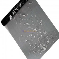 Camino de mesa de organza negra con decoración
