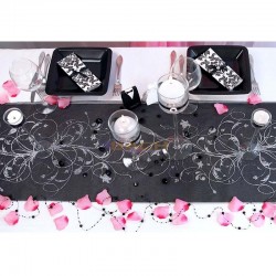 Caminho de mesa em organza  preto decorada prateada