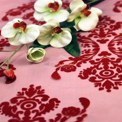 Camino de mesa de organza roja con decoración