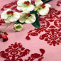Camino de mesa de organza roja con decoración