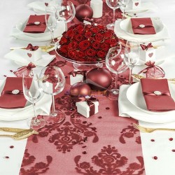 Camino de mesa de organza roja con decoración