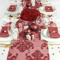 Camino de mesa de organza roja con decoración