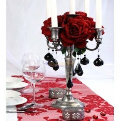 Caminho de mesa em organza vermelha decorada 
