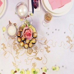 Camino de mesa de organza con decoración dorada