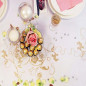 Camino de mesa de organza con decoración dorada Camino de mesa de organza con decoración dorada