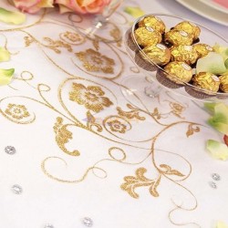 Camino de mesa de organza con decoración dorada
