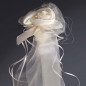 Rosa creme em cetim com laços de organza Rosa creme em cetim com laços de organza