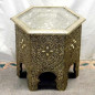 Mesa árabe hexagonal de madeira e alpaca Mesa árabe hexagonal de madeira e alpaca