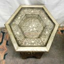 Mesa árabe hexagonal de madeira e alpaca